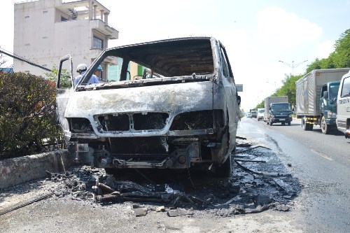 Xe khách 16 chỗ bốc cháy ngùn ngụt trên đường