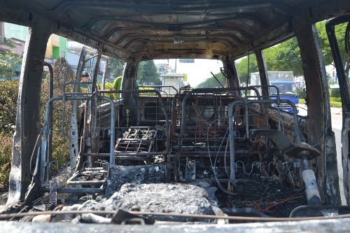 Xe khách 16 chỗ bốc cháy ngùn ngụt trên đường