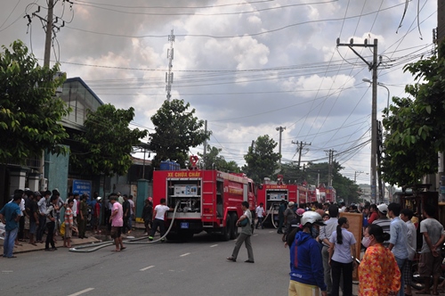 Xưởng giày cháy lớn, cộng nhân đạp bung cửa để tháo chạy