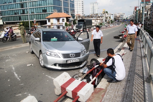 Xế hộp Camry gây náo loạn trên cầu Calmette, hai người bị thương