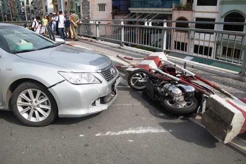 Xế hộp Camry gây náo loạn trên cầu Calmette, hai người bị thương