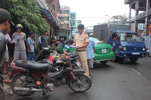 Ba người nhập viện cấp cứu vì tài xế taxi ngủ gục