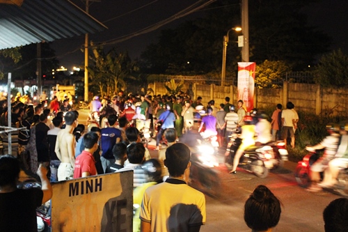 Xe máy đâm cột điện, hai người thương vong