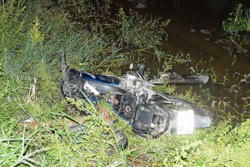 Kinh hoàng vụ xế hộp tông văng xe máy xuống ruộng, một người chết