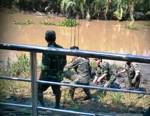 TPHCM: Cùng lúc vớt quả bom hơn 200kg và quả đạn pháo 105 ly