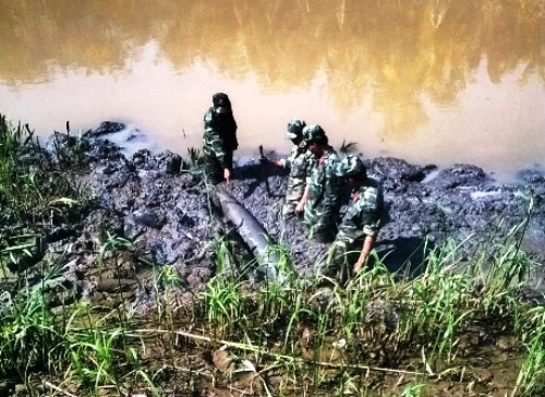 TPHCM: Cùng lúc vớt quả bom hơn 200kg và quả đạn pháo 105 ly