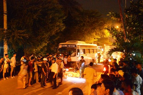 Đâm trực diện xe buýt, người đàn ông chết thảm