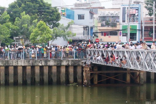 Phát hiện thi thể học sinh cấp 3 nổi trên kênh Nhiêu Lộc