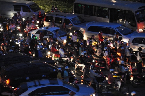 Nghĩ lễ 4 ngày dân ồ ật rời Sài Gòn, giao thông hỗn loạn