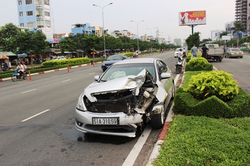 Đâm đuôi taxi, xe ô tô 4 chỗ Nissan nát đầu