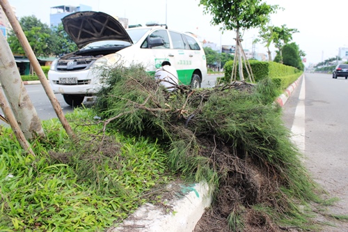 Đâm đuôi taxi, xe ô tô 4 chỗ Nissan nát đầu Đâm đuôi taxi, xe ô tô 4 chỗ Nissan nát đầu