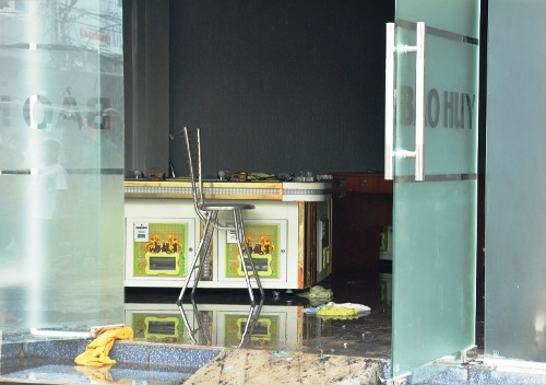 Cảnh sát giải cứu một người bị ngạt, mắc kẹt đám cháy