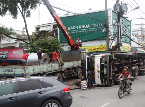 Lật xe chở hàng chục tấn thép, người đi đường khiếp sợ