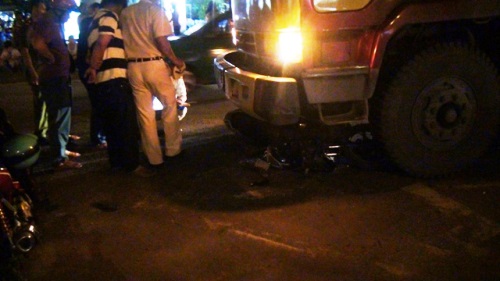 Thanh niên thoát chết trước đầu xe container