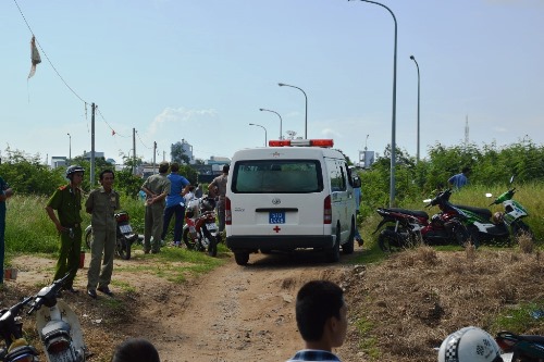 Phát hiện một người đàn ông bị sát hại trong bãi cỏ