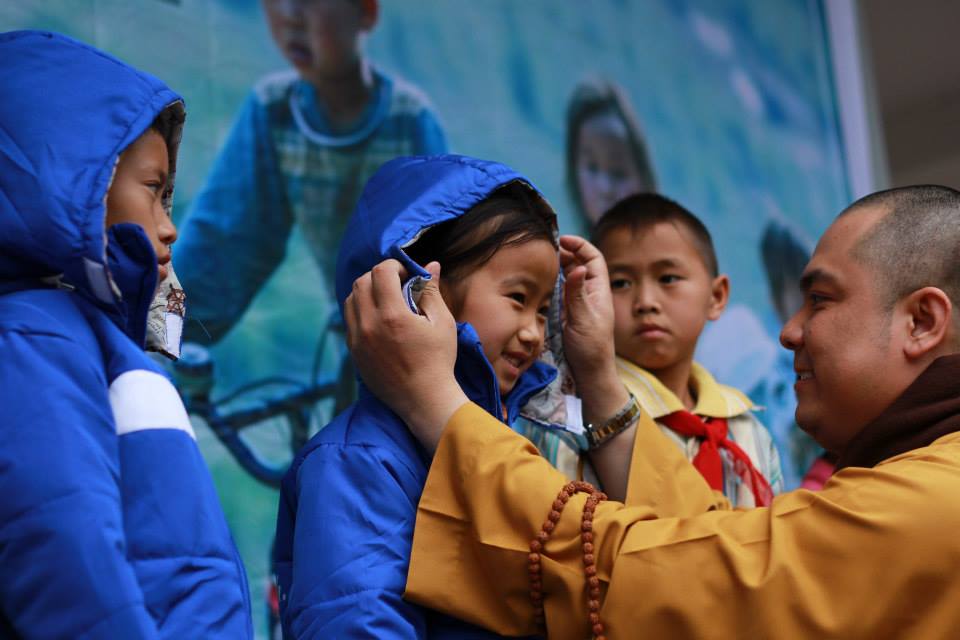 Gần 1.000 áo ấm trao tặng cho trẻ em vùng cao