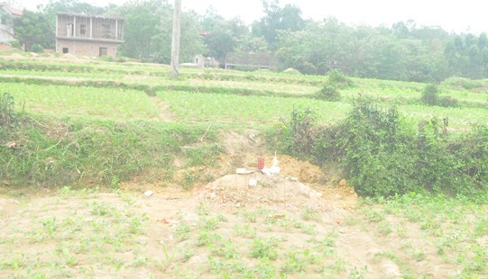 Vụ nghi án mẹ ném con xuống giếng: Bố cháu bé cũng bị tình nghi