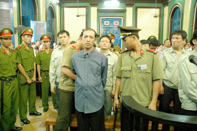 Bi hài ký về kiểu yêu “ăn tạp” của Thọ “đại úy”