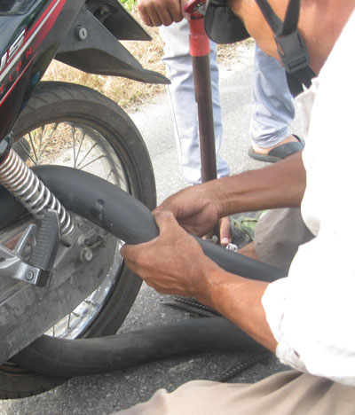 Lật tẩy chiêu móc túi người đi đường của đội quân “vá săm dạo”