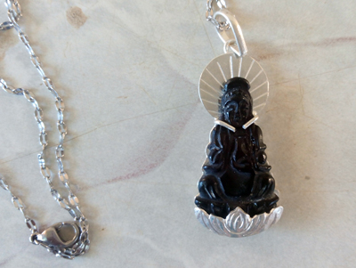  Lật tẩy chiêu trò bịp bợm chữa bệnh bằng lăn trứng để trừ “tà” 