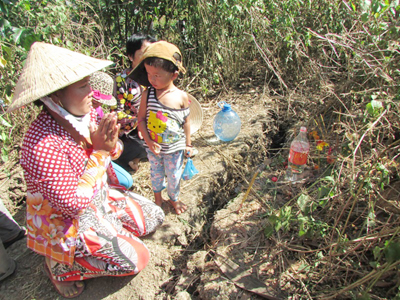 Sóc Trăng, mặt ruộng bỗng nhô cao, hàng ngàn người đến cúng bái