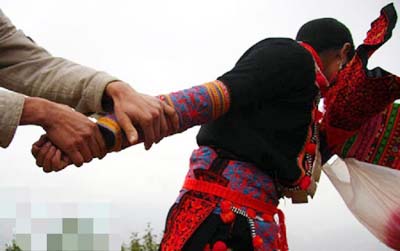 Tháng ngày chua chát của sơn nữ 14 tuổi bị thầy giáo bắt về làmvợ