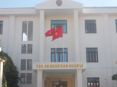 Thư ký toà nhận tiền 