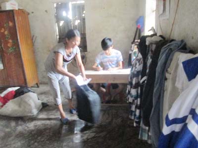 Người phụ nữ phát điên sau khi chứng kiến chồng bị sét đánh chết