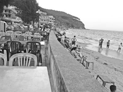 Đồ Sơn, Hải Phòng: Ngắm biển trên vỉa hè phải… mua chỗ đứng?!