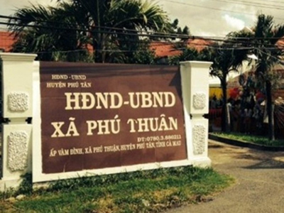 Chủ tịch xã tổ chức lễ cưới con gái 16 tuổi ngay tại trụ sở UBND