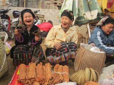 Những người cuối cùng nhuộm răng bằng khói bếp ở miềnTây xứ Thanh