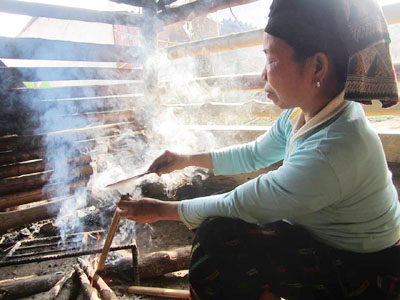 Những người cuối cùng nhuộm răng bằng khói bếp ở miềnTây xứ Thanh