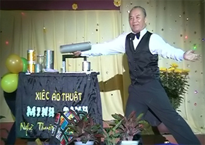 Tấm lòng của kỳ nhân mù làm ảo thuật quyên tiền giúp trẻ em nghèo