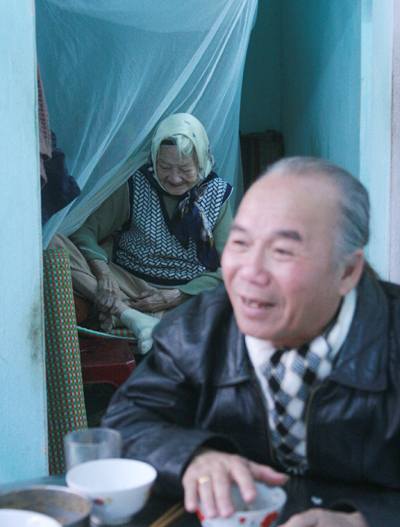 Tấm lòng của kỳ nhân mù làm ảo thuật quyên tiền giúp trẻ em nghèo