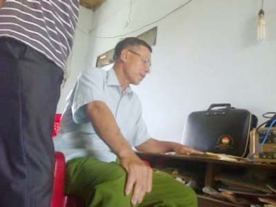 Cận cảnh màn bịp bợm  của ông trưởng thôn hành nghề bói toán