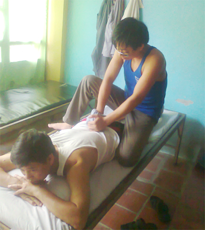 Đôi vợ chồng mù chung một khát vọng vượt qua bóng tối