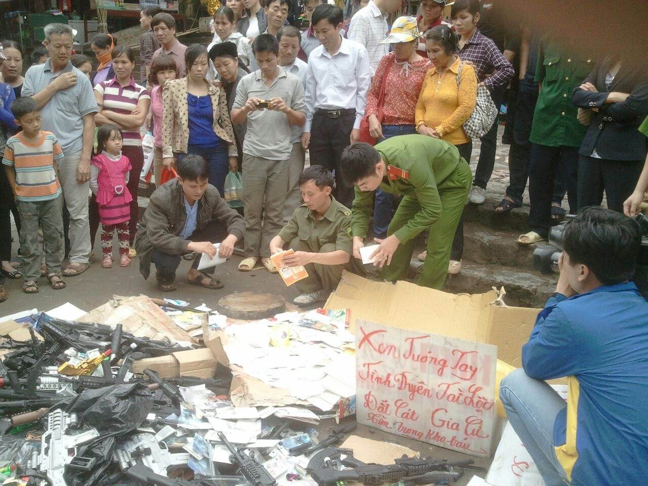 Tiêu hủy hàng nghìn khẩu súng tại lễ hội chùa Hương