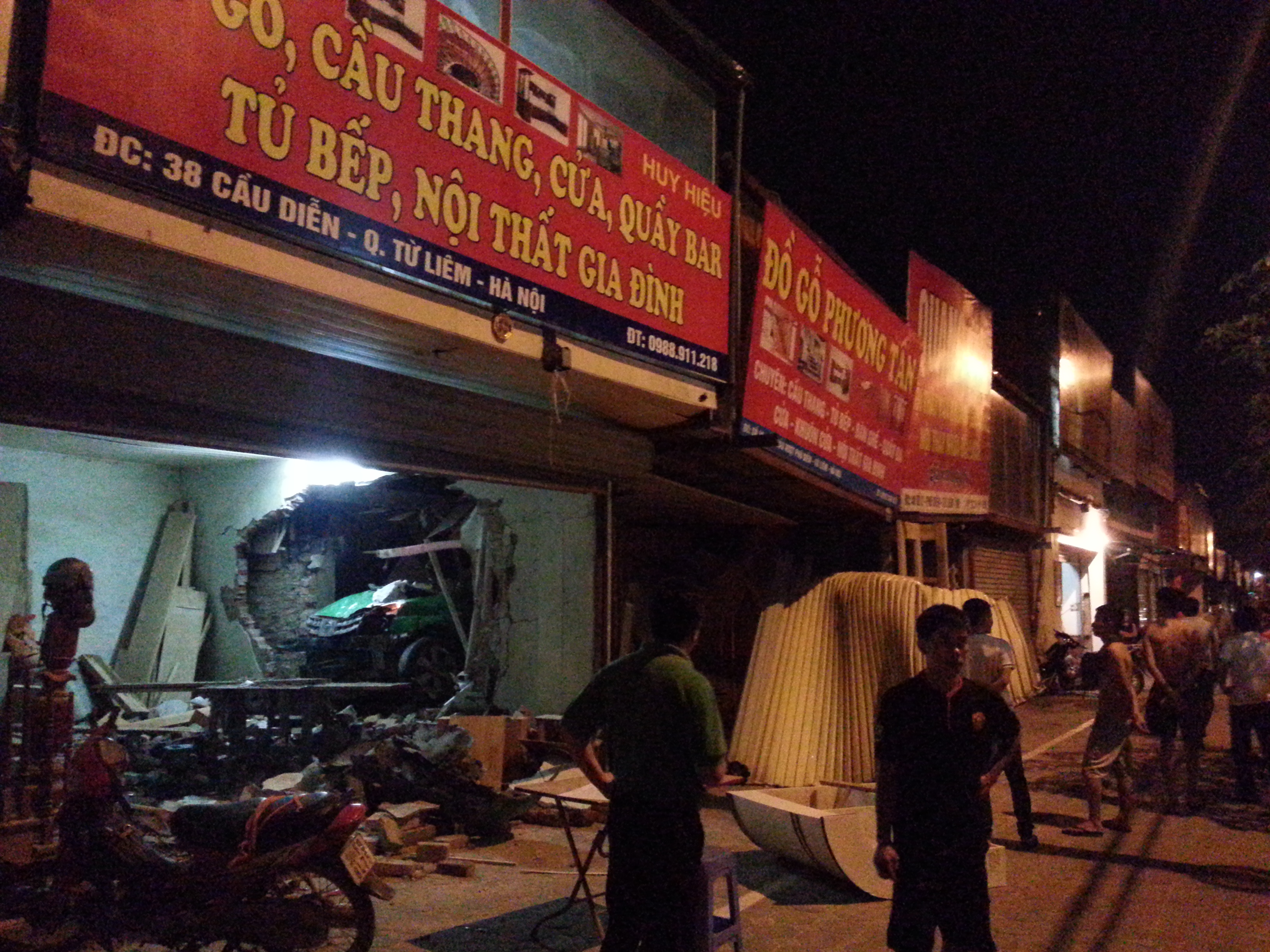  Xe tắc xi tông thủng tường nhà dân, hai vợ chồng nguy kịch