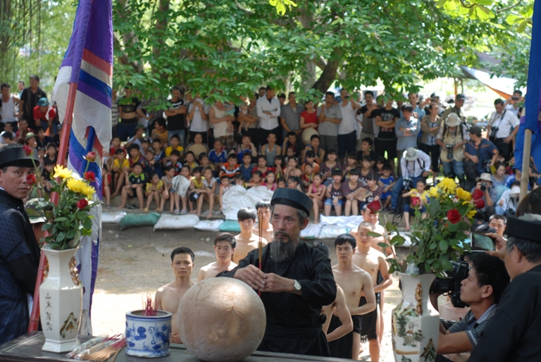 Bắc Giang: Trai làng đóng khố,  cuớp cầu duới bùn nhão nhoét