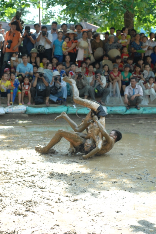 Bắc Giang: Trai làng đóng khố,  cuớp cầu duới bùn nhão nhoét