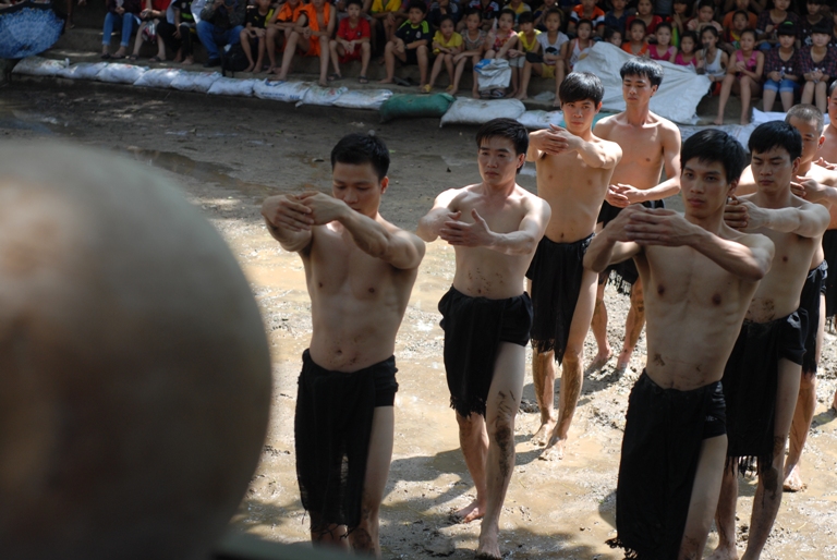 Bắc Giang: Trai làng đóng khố,  cuớp cầu duới bùn nhão nhoét