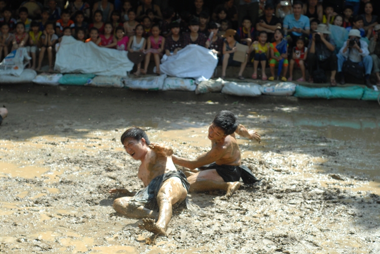Bắc Giang: Trai làng đóng khố,  cuớp cầu duới bùn nhão nhoét