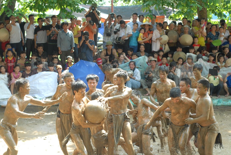 Bắc Giang: Trai làng đóng khố,  cuớp cầu duới bùn nhão nhoét