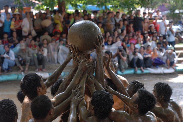 Bắc Giang: Trai làng đóng khố,  cuớp cầu duới bùn nhão nhoét