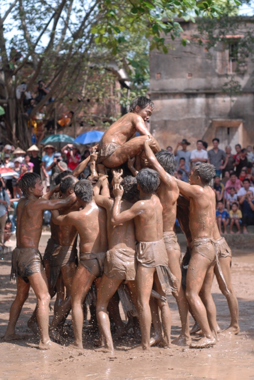 Bắc Giang: Trai làng đóng khố,  cuớp cầu duới bùn nhão nhoét