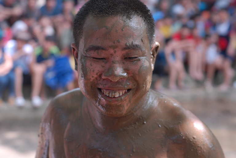 Bắc Giang: Trai làng đóng khố,  cuớp cầu duới bùn nhão nhoét