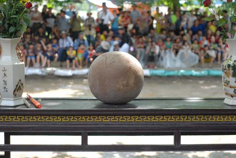 Bắc Giang: Trai làng đóng khố,  cuớp cầu duới bùn nhão nhoét