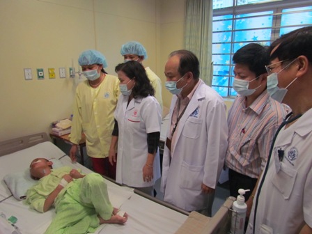  Trao 10 triệu cho con trai người lính Trường Sa