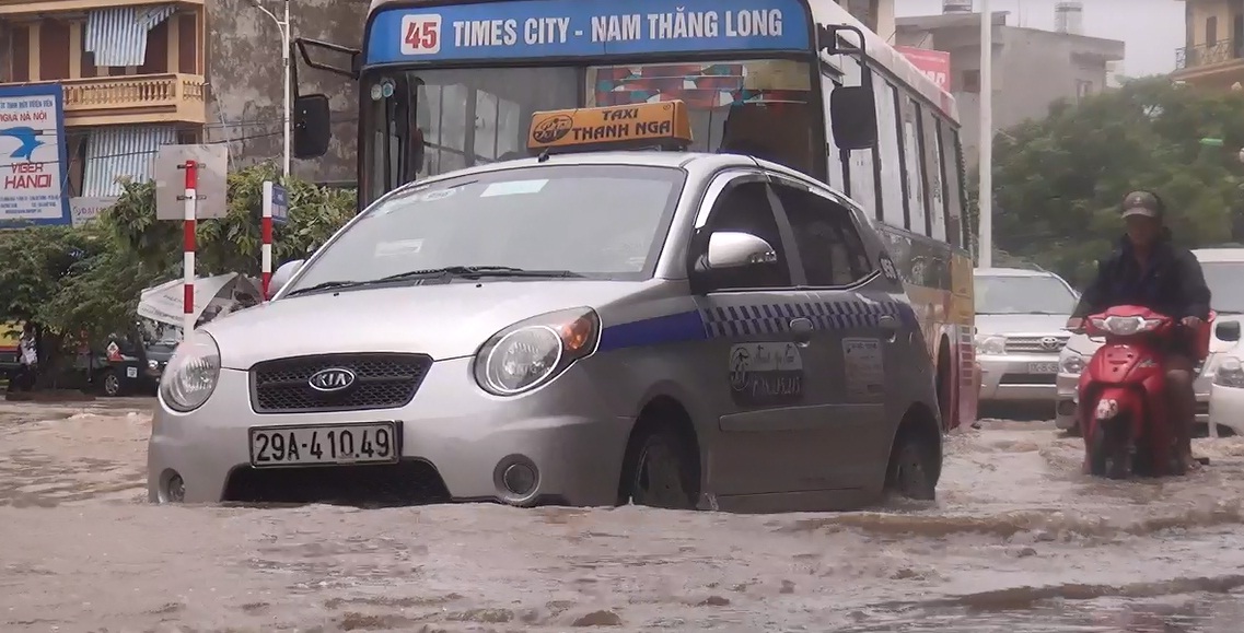 Hà Nội: Nhiều phương tiện chết máy khi qua cầu Vĩnh Tuy