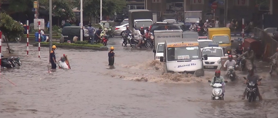 Hà Nội: Nhiều phương tiện chết máy khi qua cầu Vĩnh Tuy